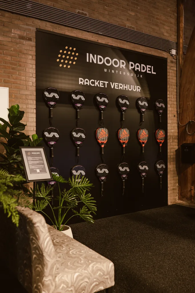 Verhuurwand met padelrackets